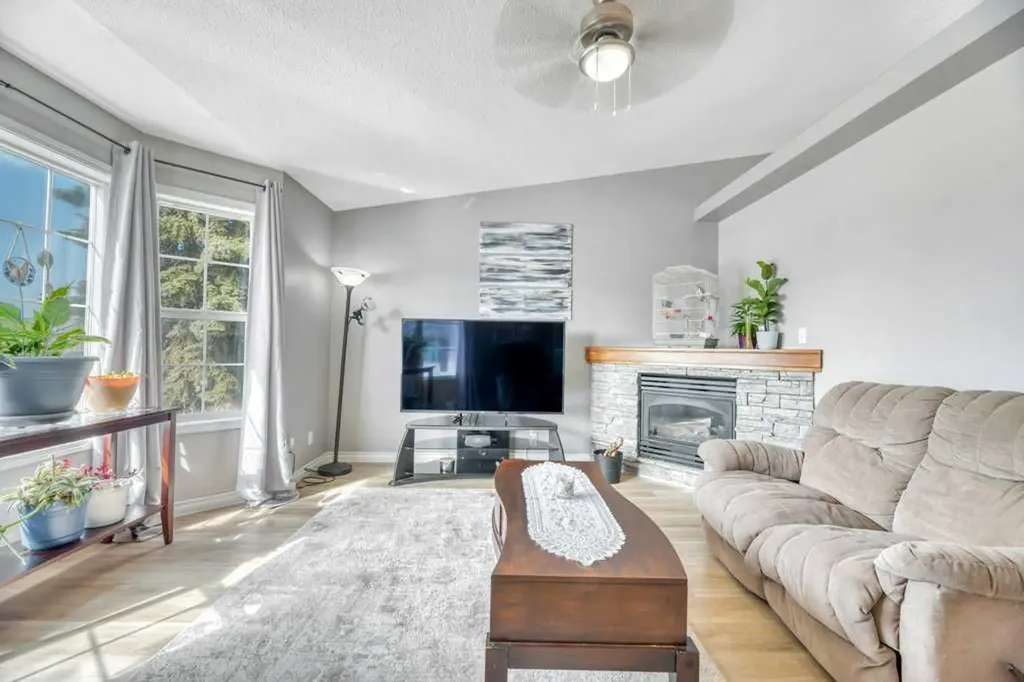 389 Strathford Crescent Strathmore AB T1P 1P1