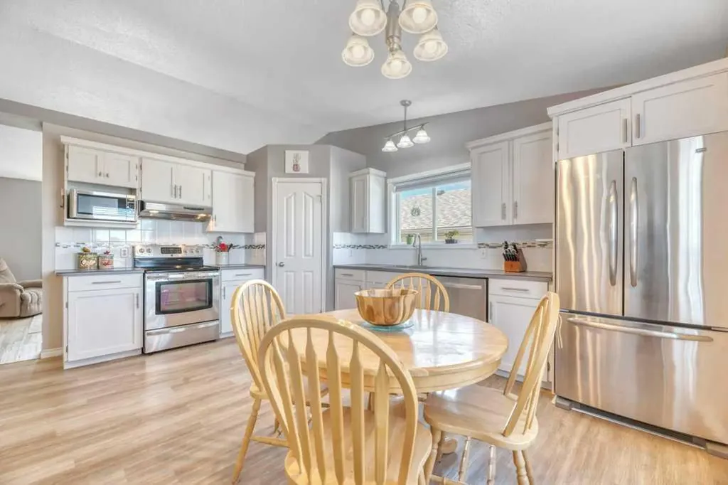 389 Strathford Crescent Strathmore AB T1P 1P1