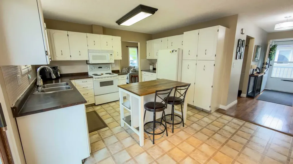 1213 4 Avenue Wainwright AB T9W1G7