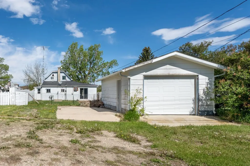 223 2 Street N Vulcan AB T0L 2B0