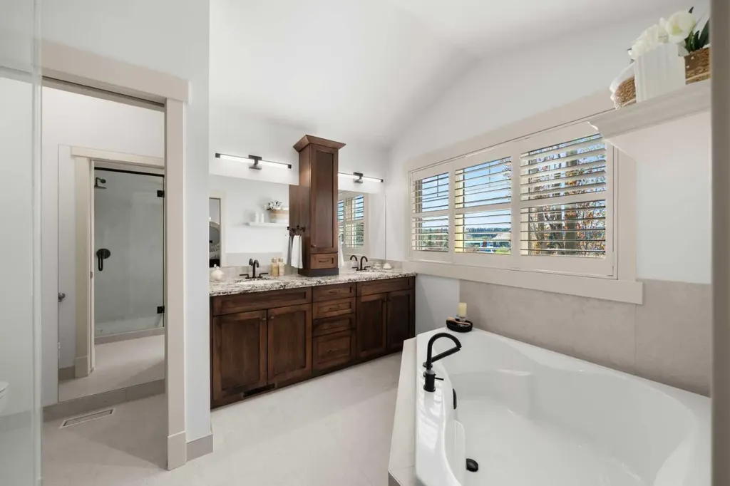 2341 6 Avenue NW Calgary AB T2N 0X3