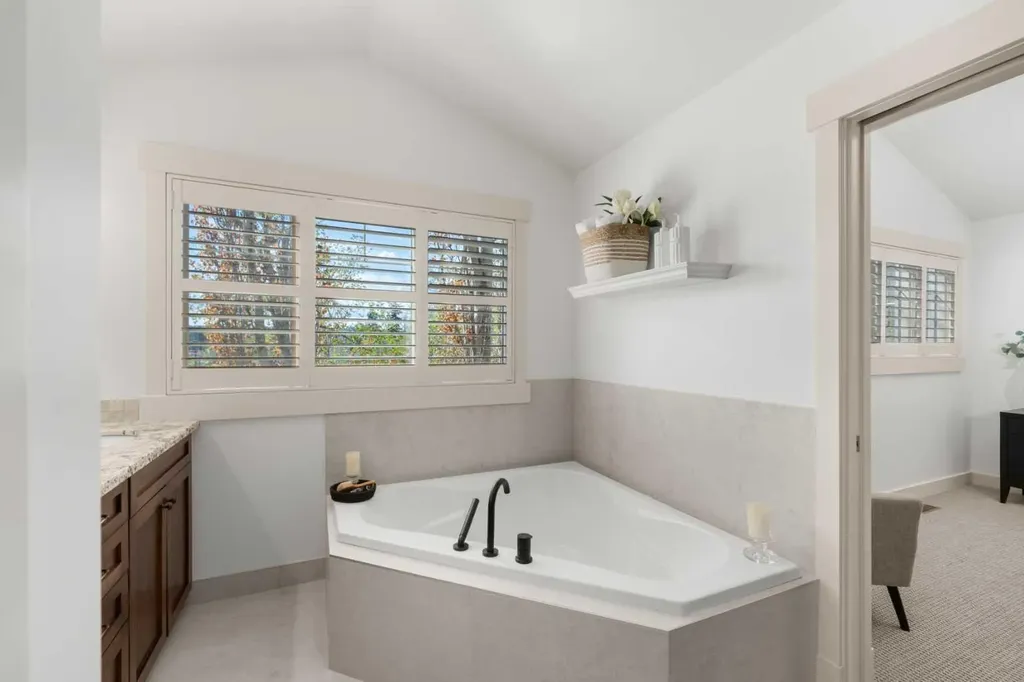2341 6 Avenue NW Calgary AB T2N 0X3