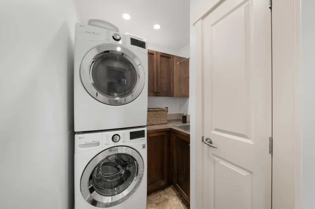 2341 6 Avenue NW Calgary AB T2N 0X3