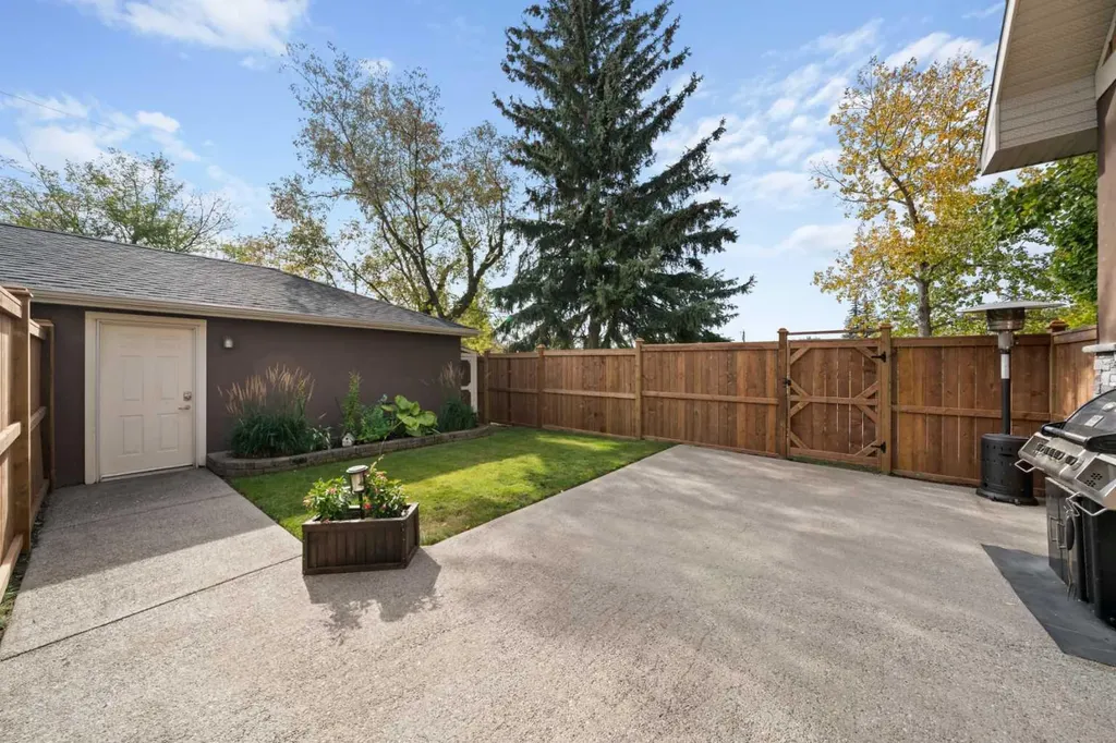 2341 6 Avenue NW Calgary AB T2N 0X3