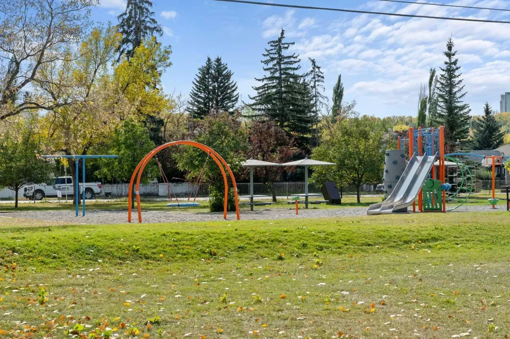 2341 6 Avenue NW Calgary AB T2N 0X3