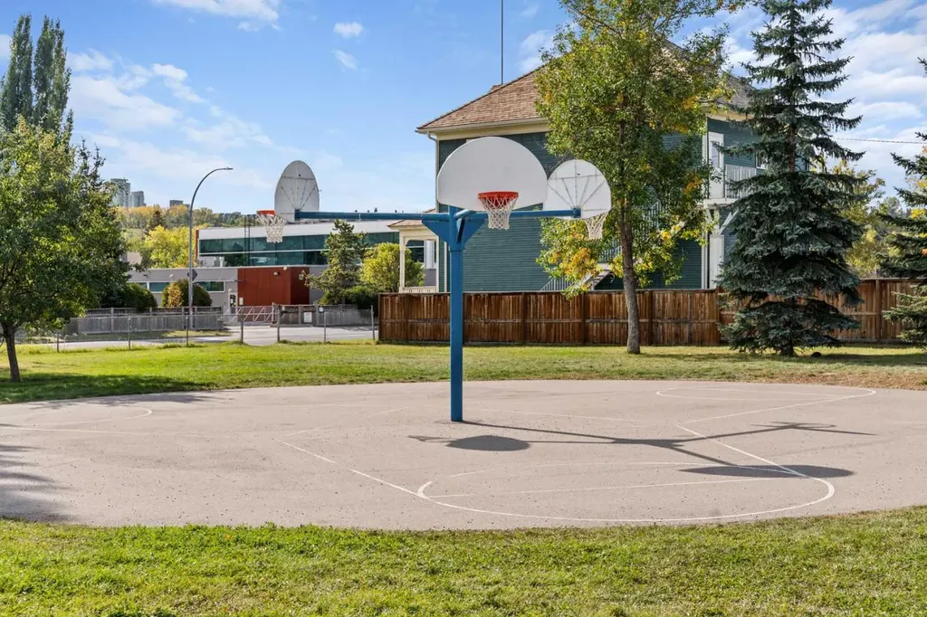 2341 6 Avenue NW Calgary AB T2N 0X3