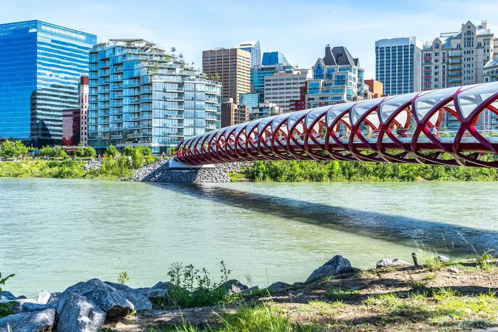 2341 6 Avenue NW Calgary AB T2N 0X3