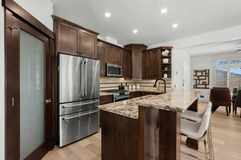 2341 6 Avenue NW Calgary AB T2N 0X3