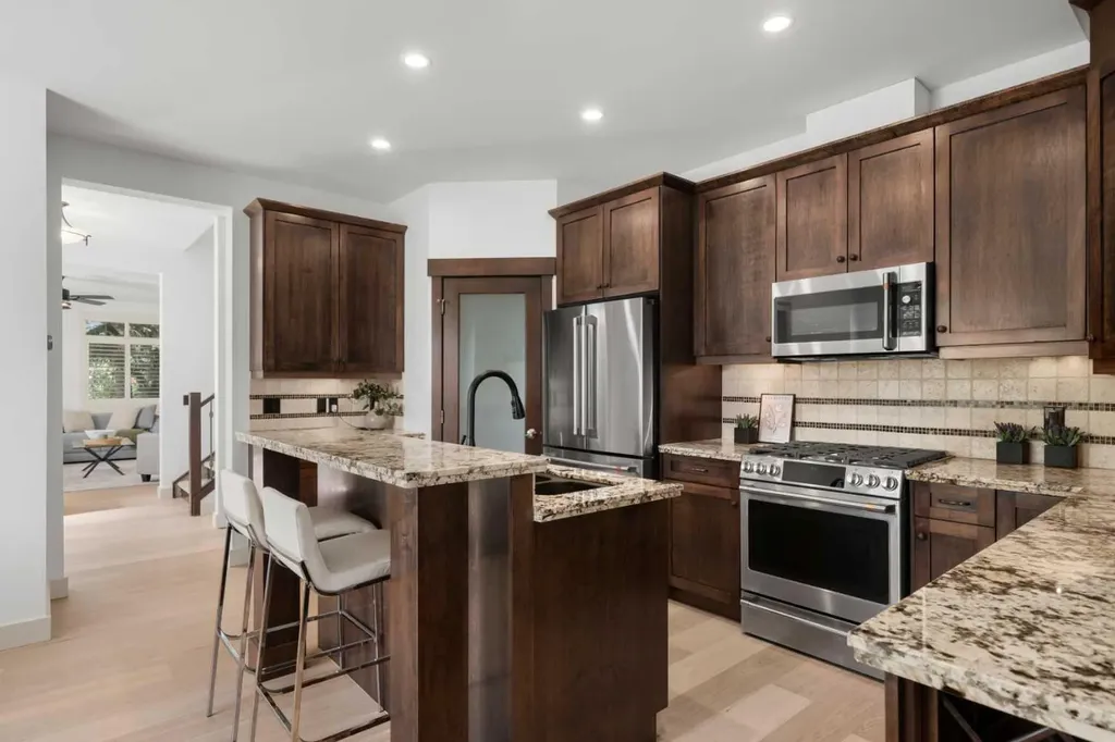 2341 6 Avenue NW Calgary AB T2N 0X3
