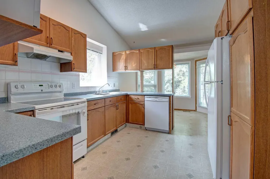 345 Sandringham Court NW Calgary AB T3K 3V6