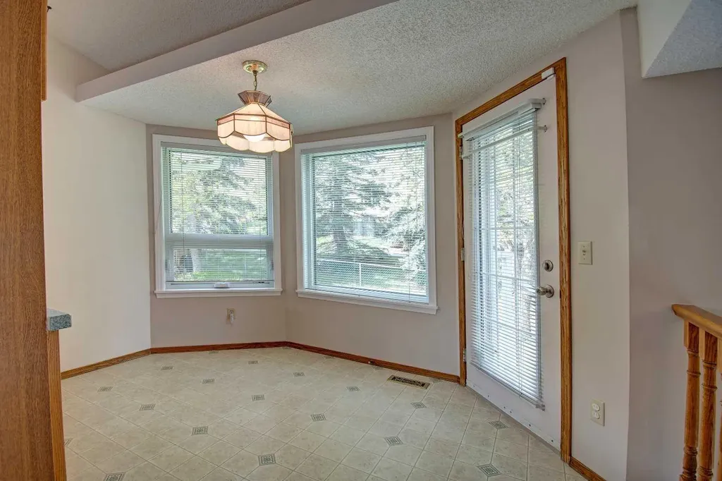 345 Sandringham Court NW Calgary AB T3K 3V6
