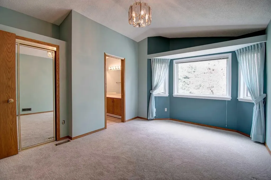 345 Sandringham Court NW Calgary AB T3K 3V6