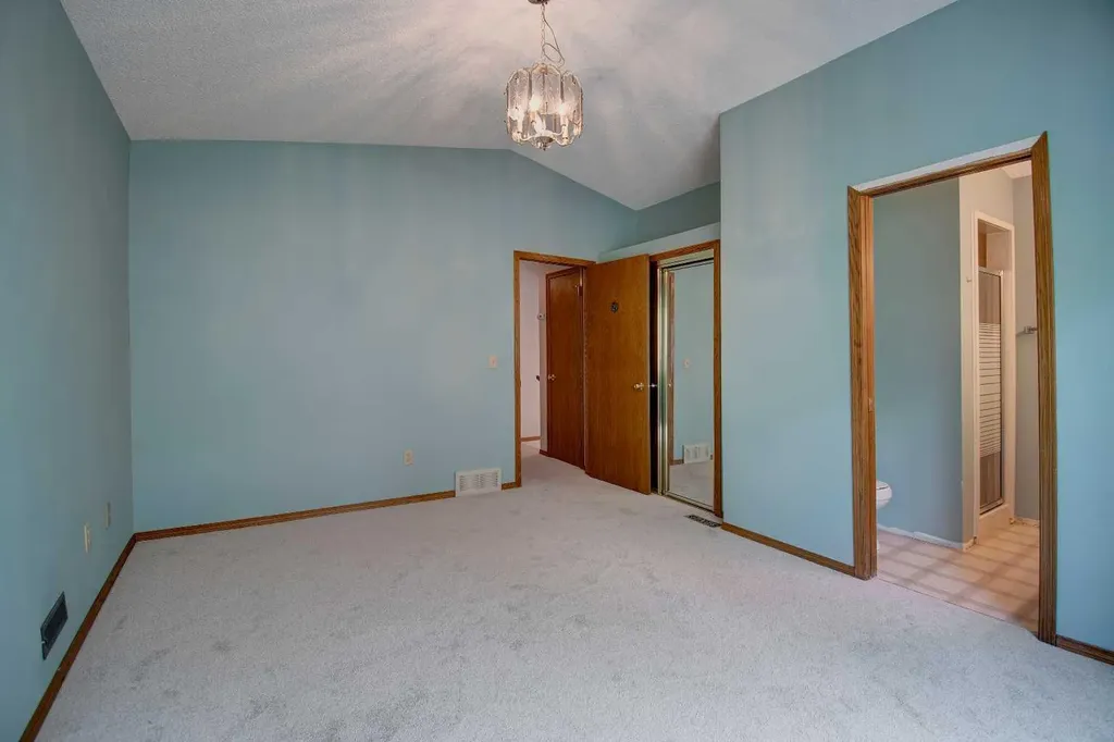 345 Sandringham Court NW Calgary AB T3K 3V6