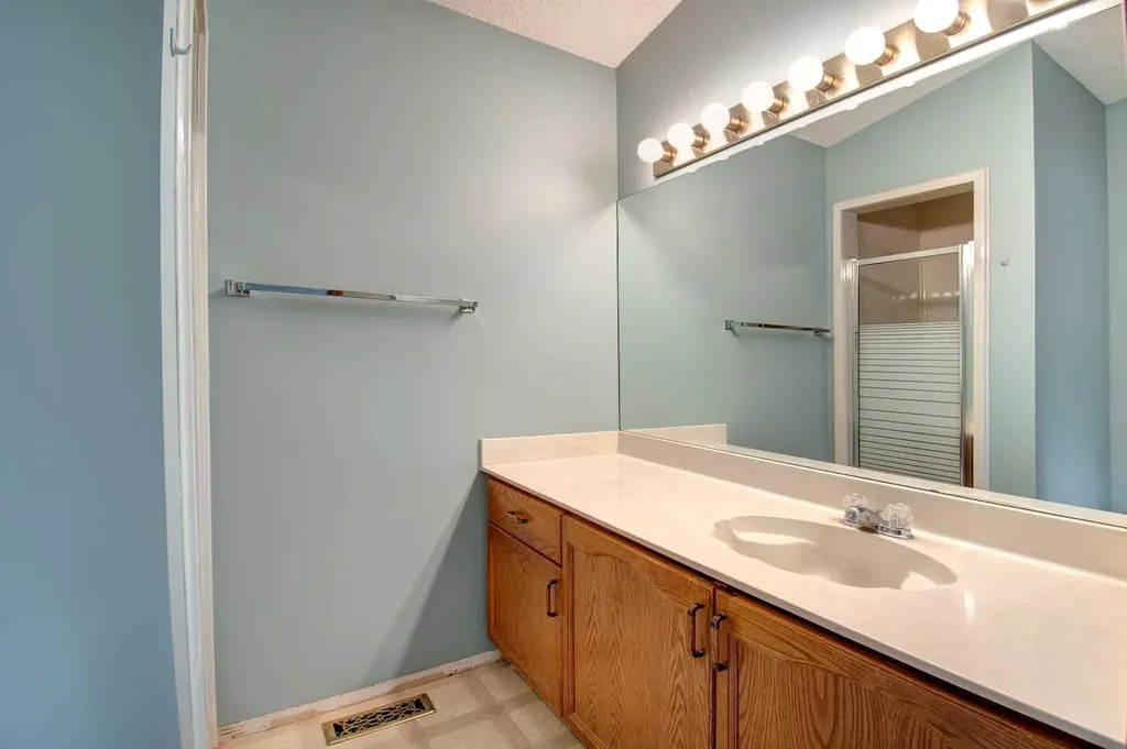 345 Sandringham Court NW Calgary AB T3K 3V6