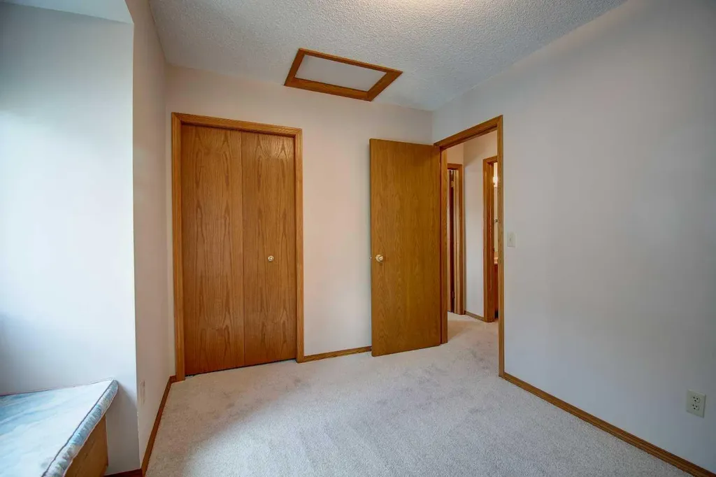 345 Sandringham Court NW Calgary AB T3K 3V6