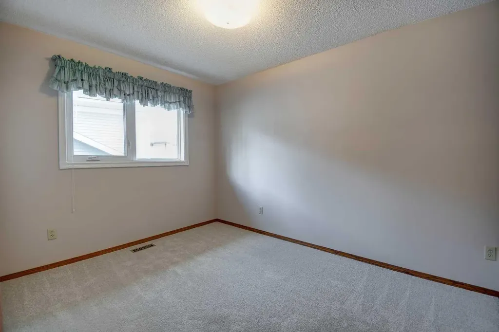 345 Sandringham Court NW Calgary AB T3K 3V6