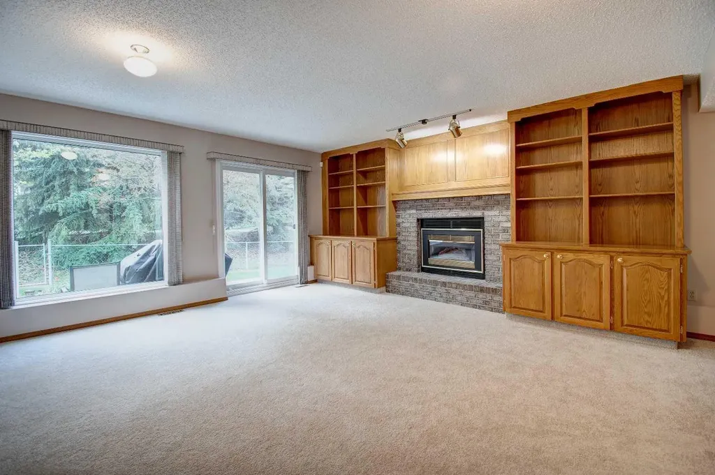 345 Sandringham Court NW Calgary AB T3K 3V6