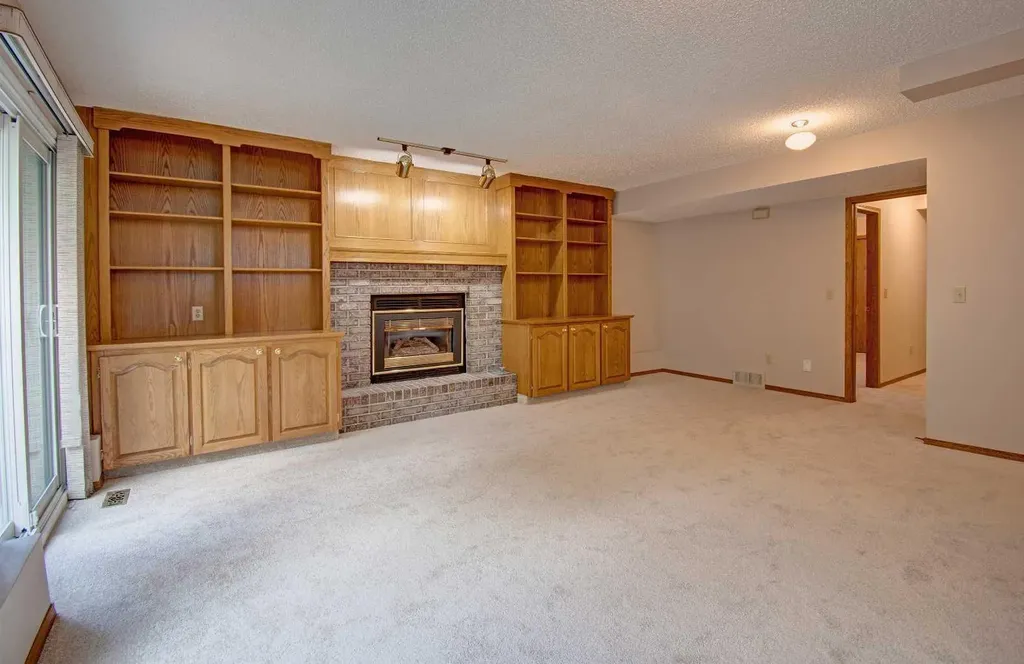 345 Sandringham Court NW Calgary AB T3K 3V6