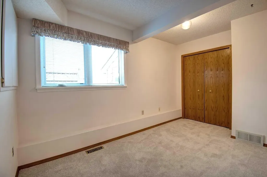 345 Sandringham Court NW Calgary AB T3K 3V6