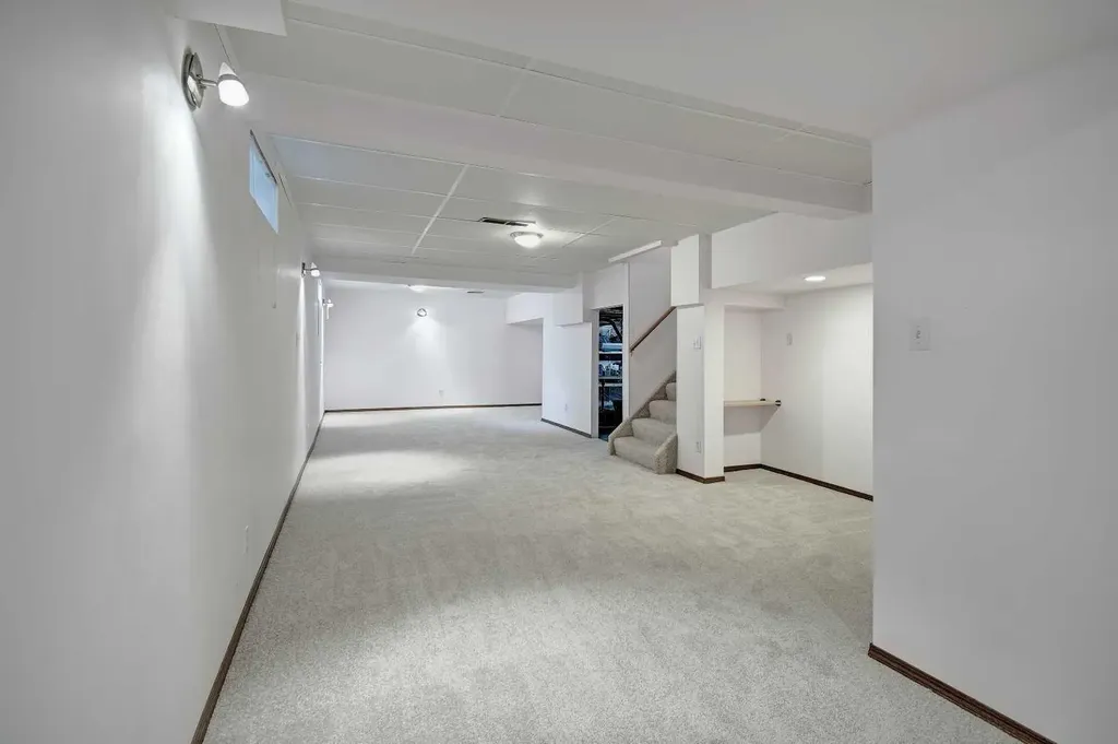 345 Sandringham Court NW Calgary AB T3K 3V6