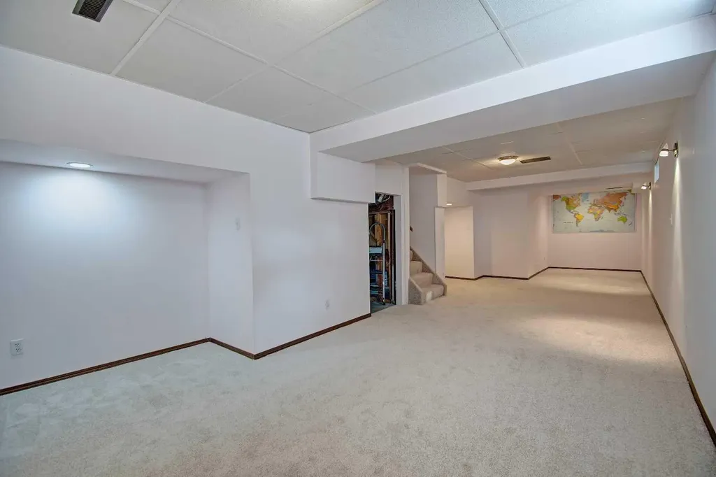 345 Sandringham Court NW Calgary AB T3K 3V6