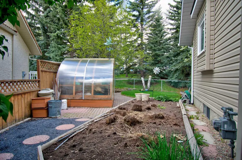 345 Sandringham Court NW Calgary AB T3K 3V6