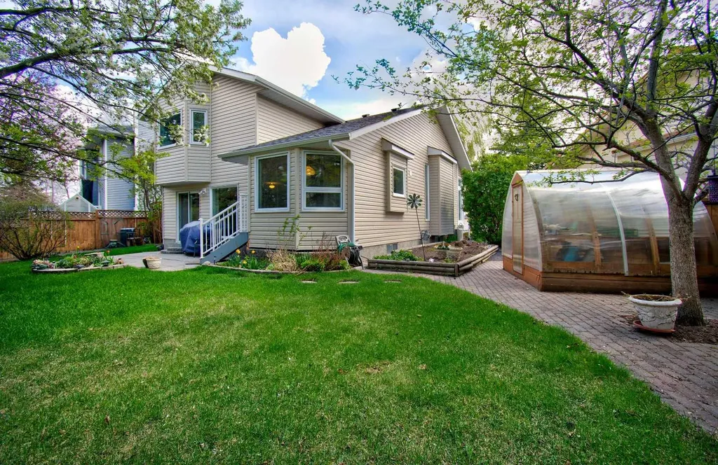 345 Sandringham Court NW Calgary AB T3K 3V6