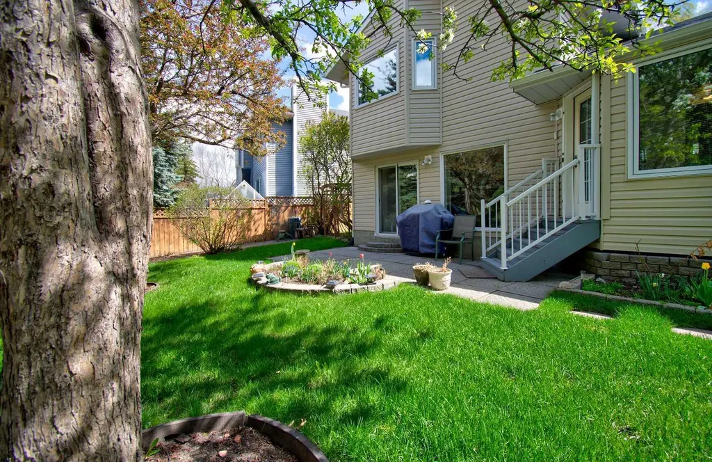 345 Sandringham Court NW Calgary AB T3K 3V6