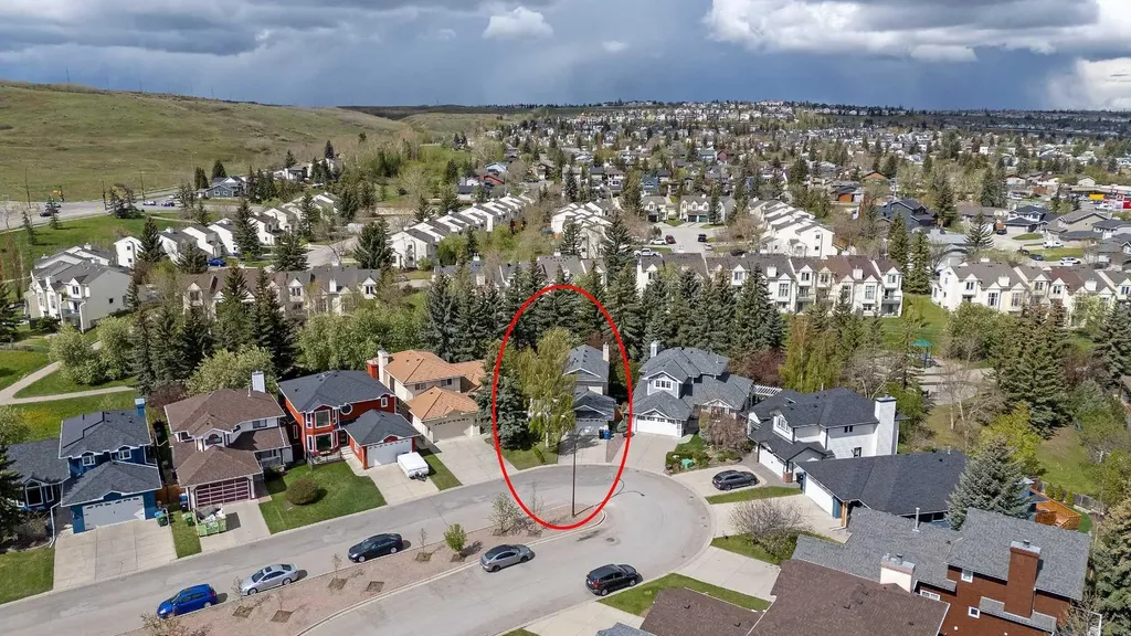 345 Sandringham Court NW Calgary AB T3K 3V6
