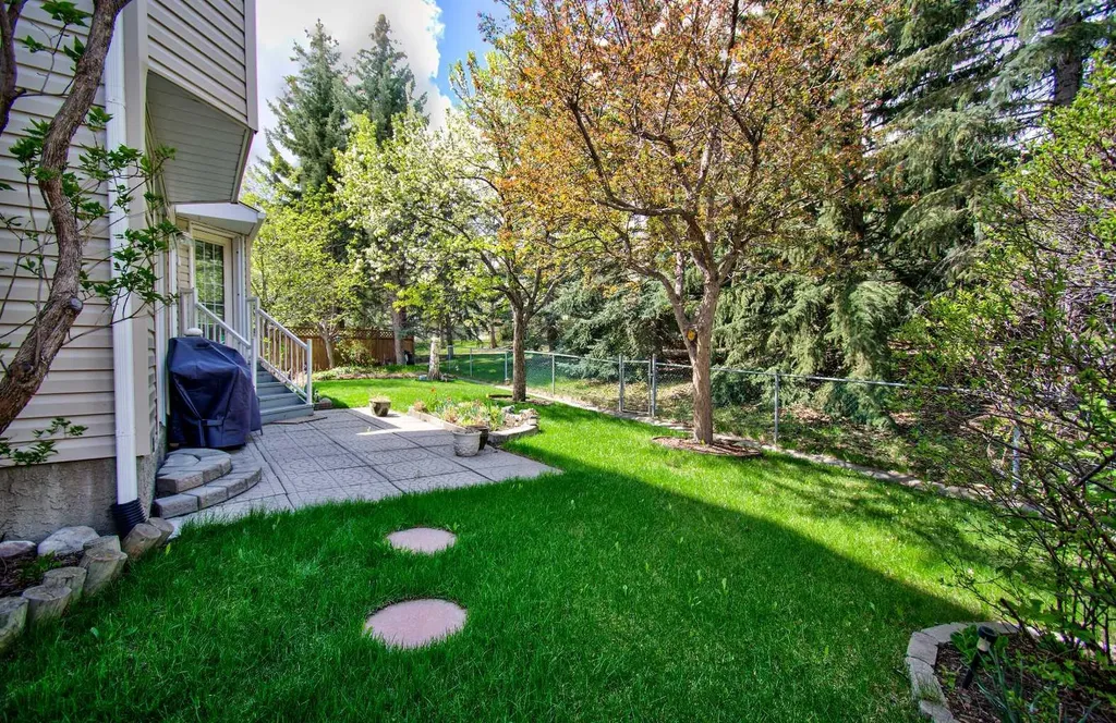 345 Sandringham Court NW Calgary AB T3K 3V6
