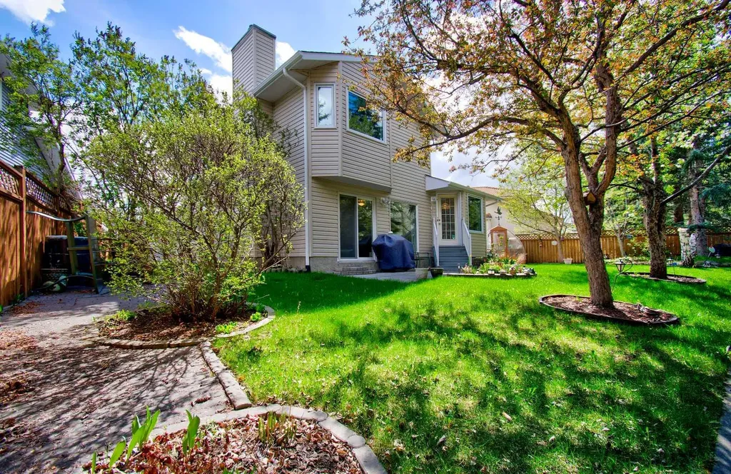 345 Sandringham Court NW Calgary AB T3K 3V6
