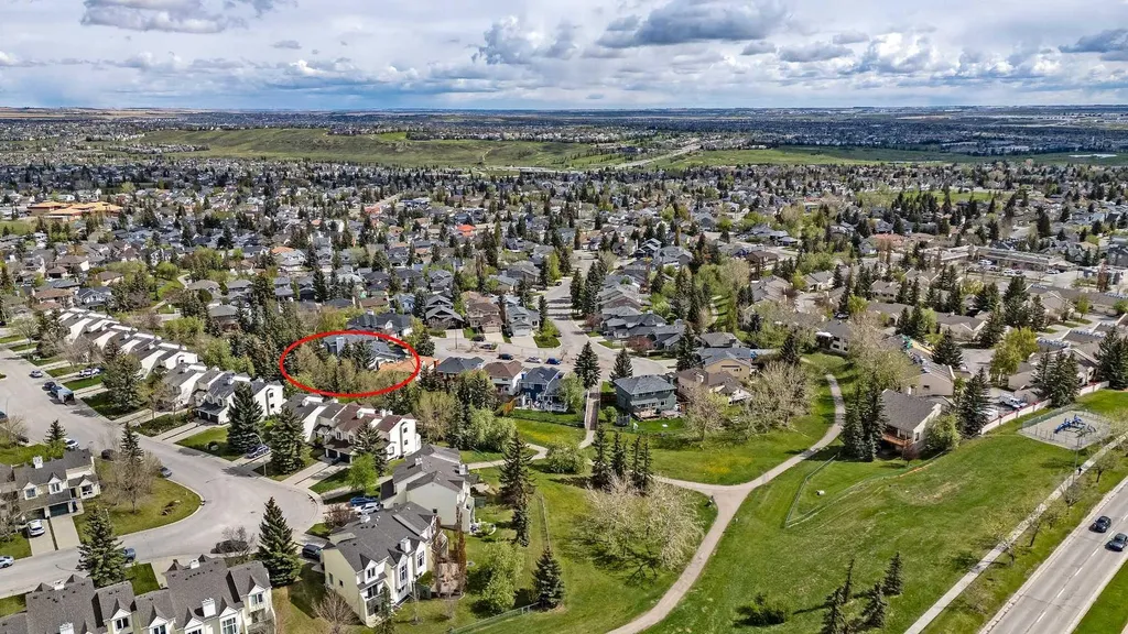 345 Sandringham Court NW Calgary AB T3K 3V6