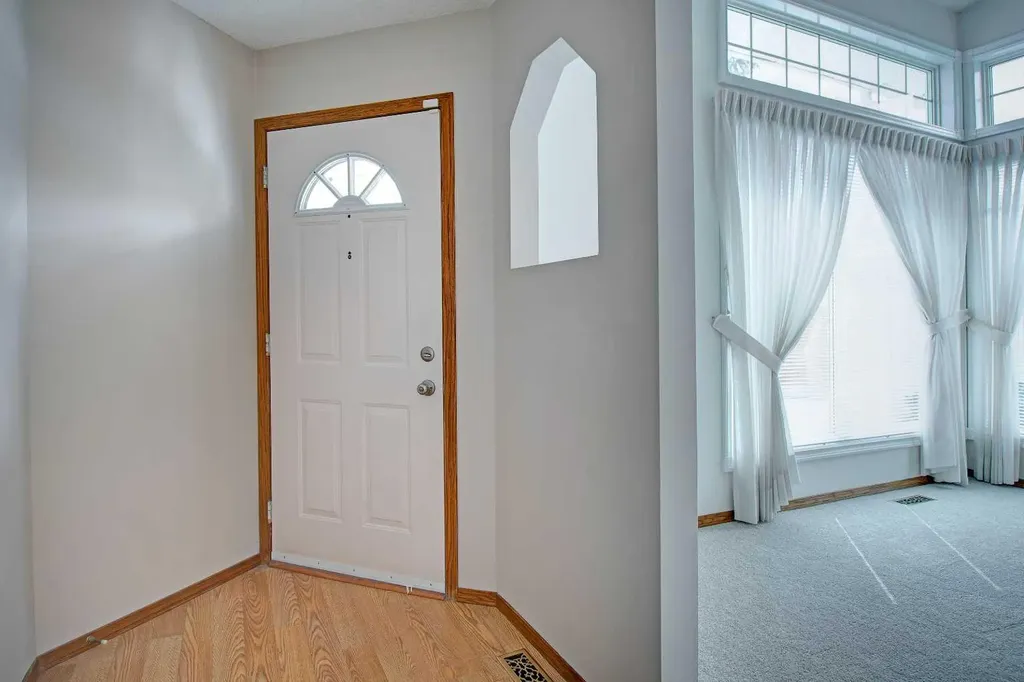 345 Sandringham Court NW Calgary AB T3K 3V6
