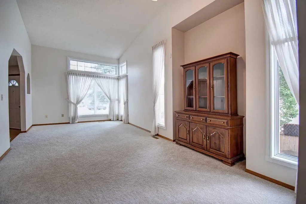 345 Sandringham Court NW Calgary AB T3K 3V6