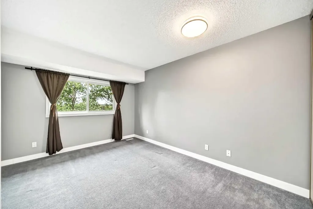 6915 Ranchview Drive NW Calgary AB T3G 1R8