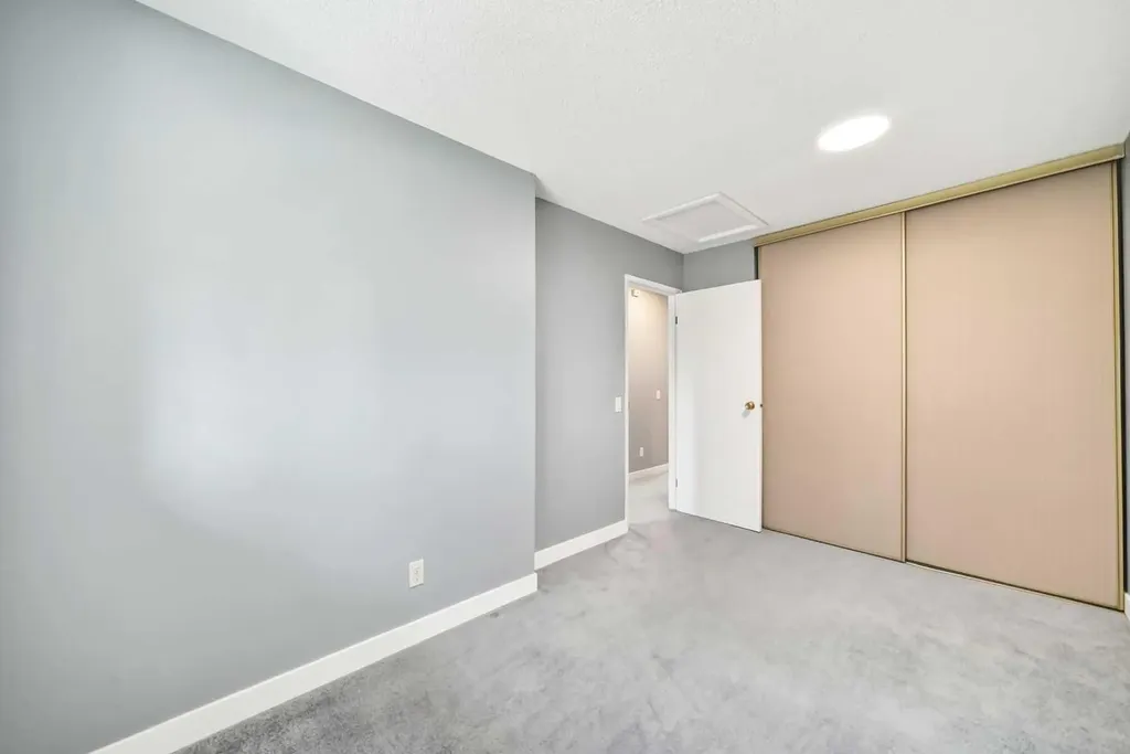 6915 Ranchview Drive NW Calgary AB T3G 1R8