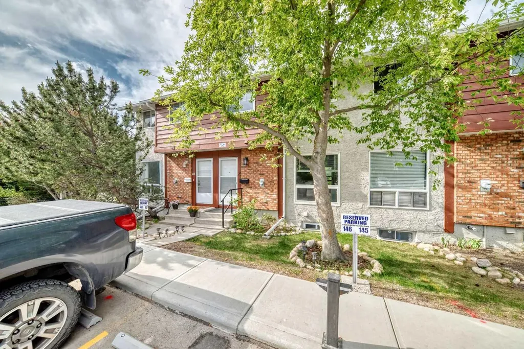 6915 Ranchview Drive NW Calgary AB T3G 1R8