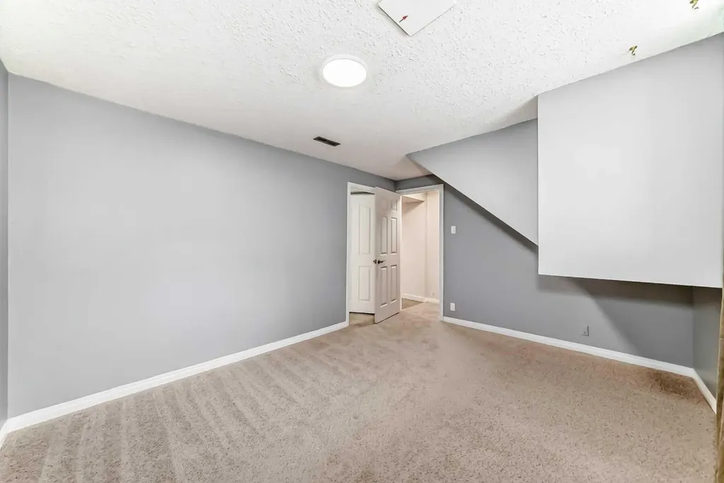 6915 Ranchview Drive NW Calgary AB T3G 1R8