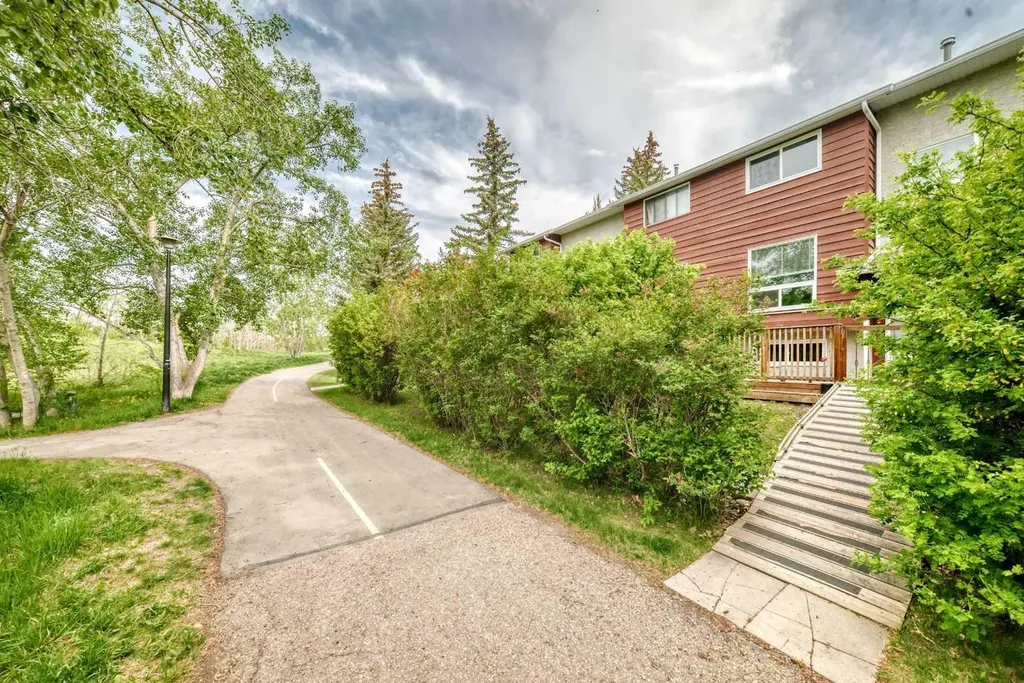 6915 Ranchview Drive NW Calgary AB T3G 1R8