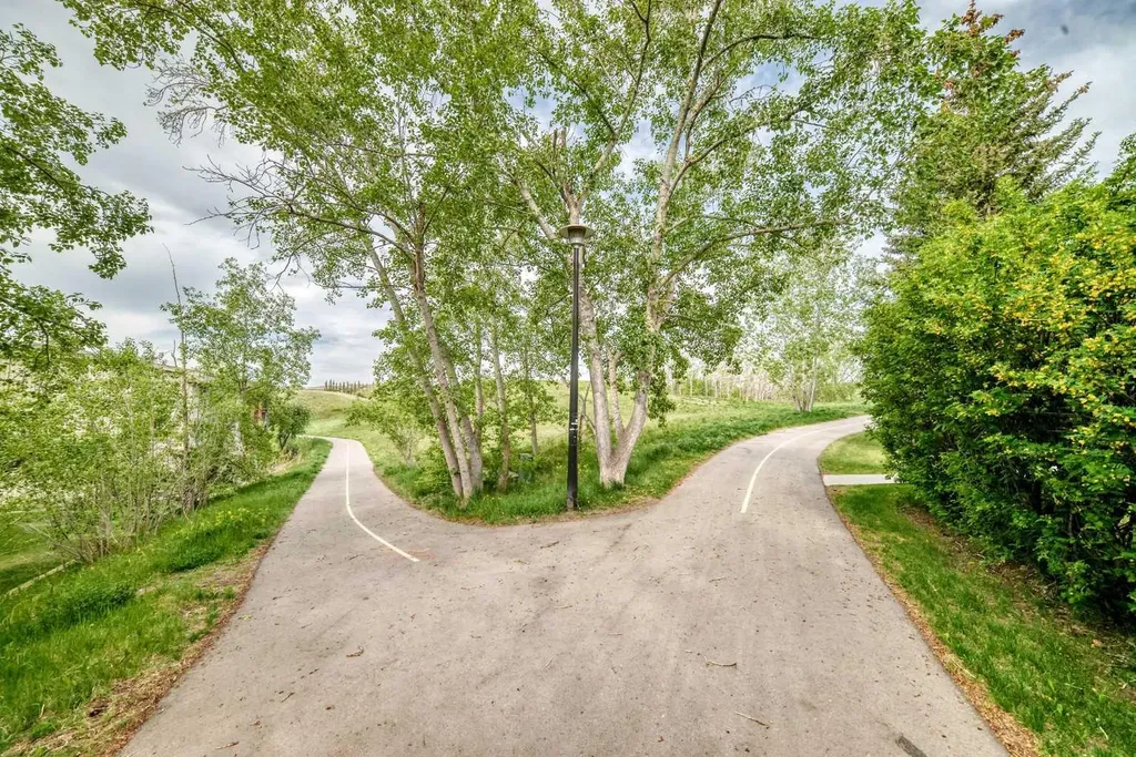 6915 Ranchview Drive NW Calgary AB T3G 1R8