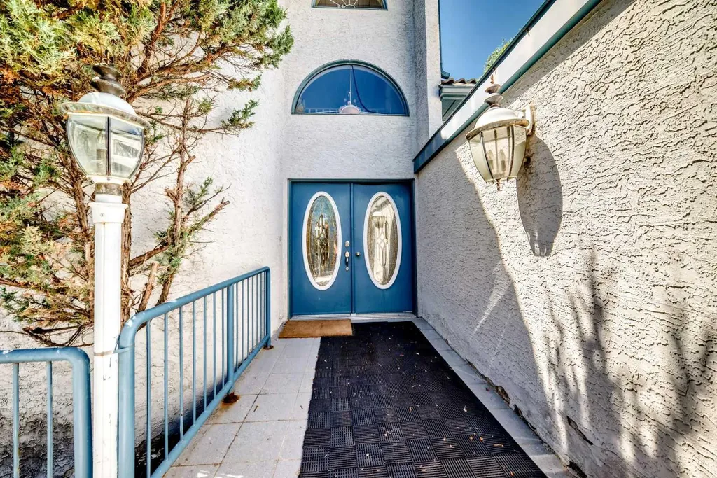 55 Signal Ridge Place SW Calgary AB T3H 2P2