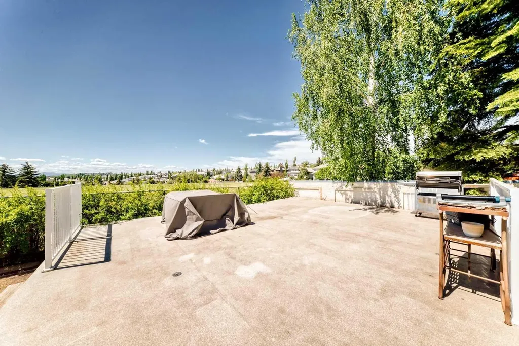 55 Signal Ridge Place SW Calgary AB T3H 2P2