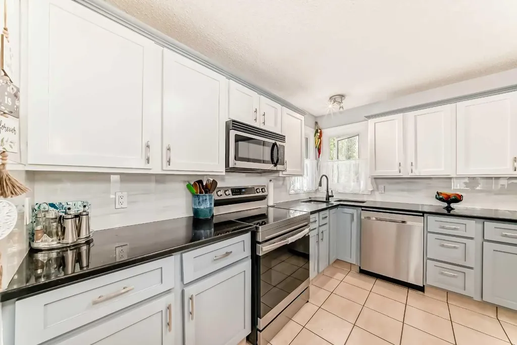 43 Beaconsfield Way NW Calgary AB T3K 1W9