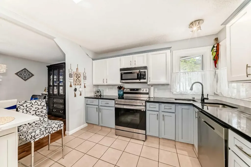 43 Beaconsfield Way NW Calgary AB T3K 1W9