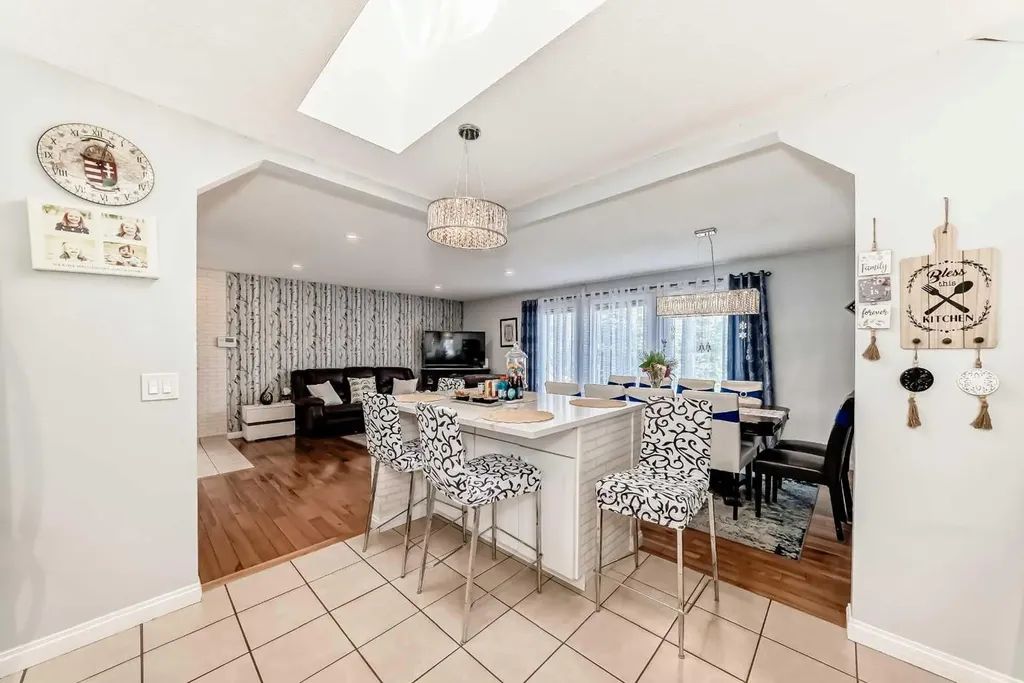 43 Beaconsfield Way NW Calgary AB T3K 1W9