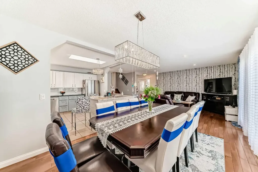 43 Beaconsfield Way NW Calgary AB T3K 1W9