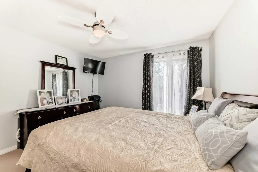 43 Beaconsfield Way NW Calgary AB T3K 1W9
