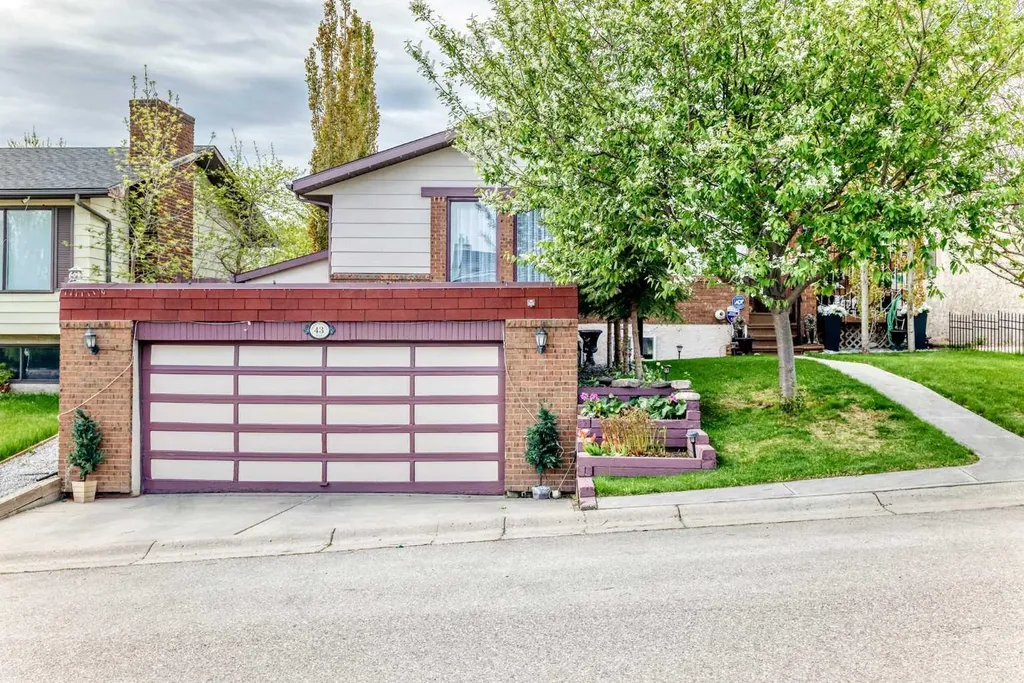 43 Beaconsfield Way NW Calgary AB T3K 1W9