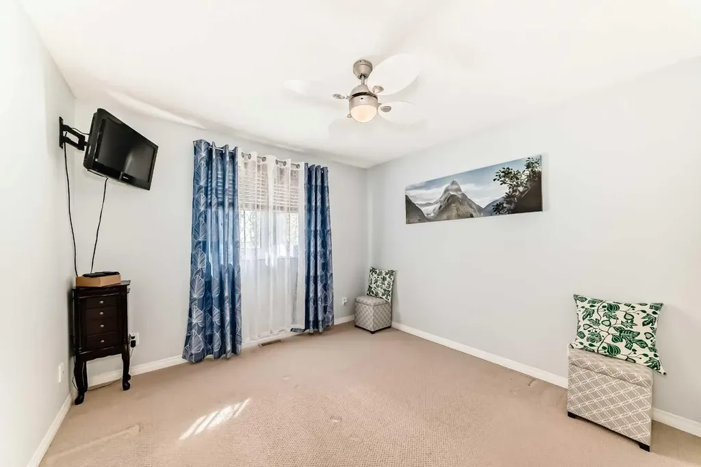 43 Beaconsfield Way NW Calgary AB T3K 1W9