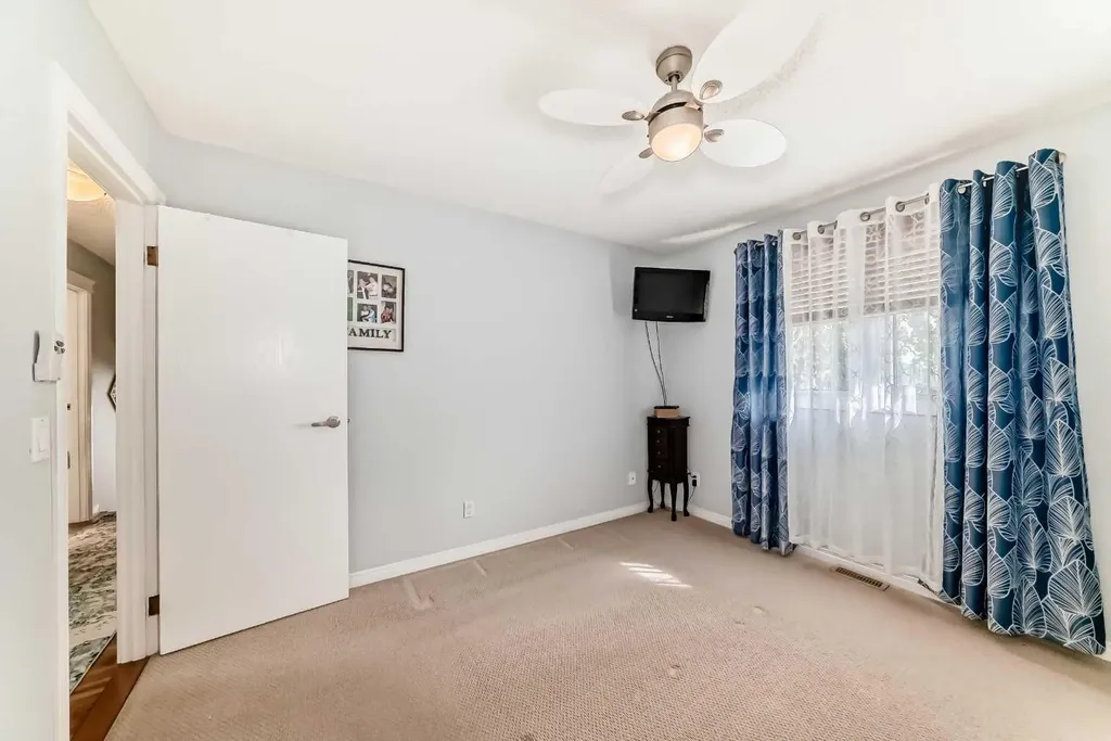 43 Beaconsfield Way NW Calgary AB T3K 1W9
